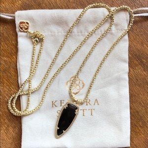 Kendra Scott Necklace. Black/gold. Arrow.